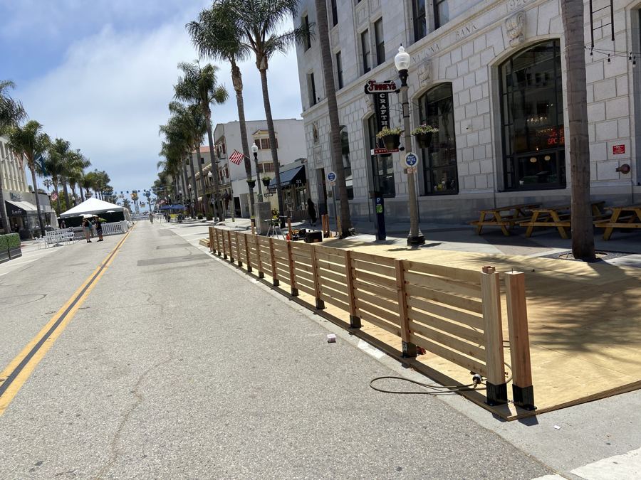 Street-side commercial dining parklet fence